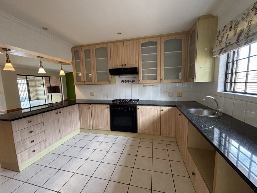 To Let 4 Bedroom Property for Rent in Summerstrand Eastern Cape
